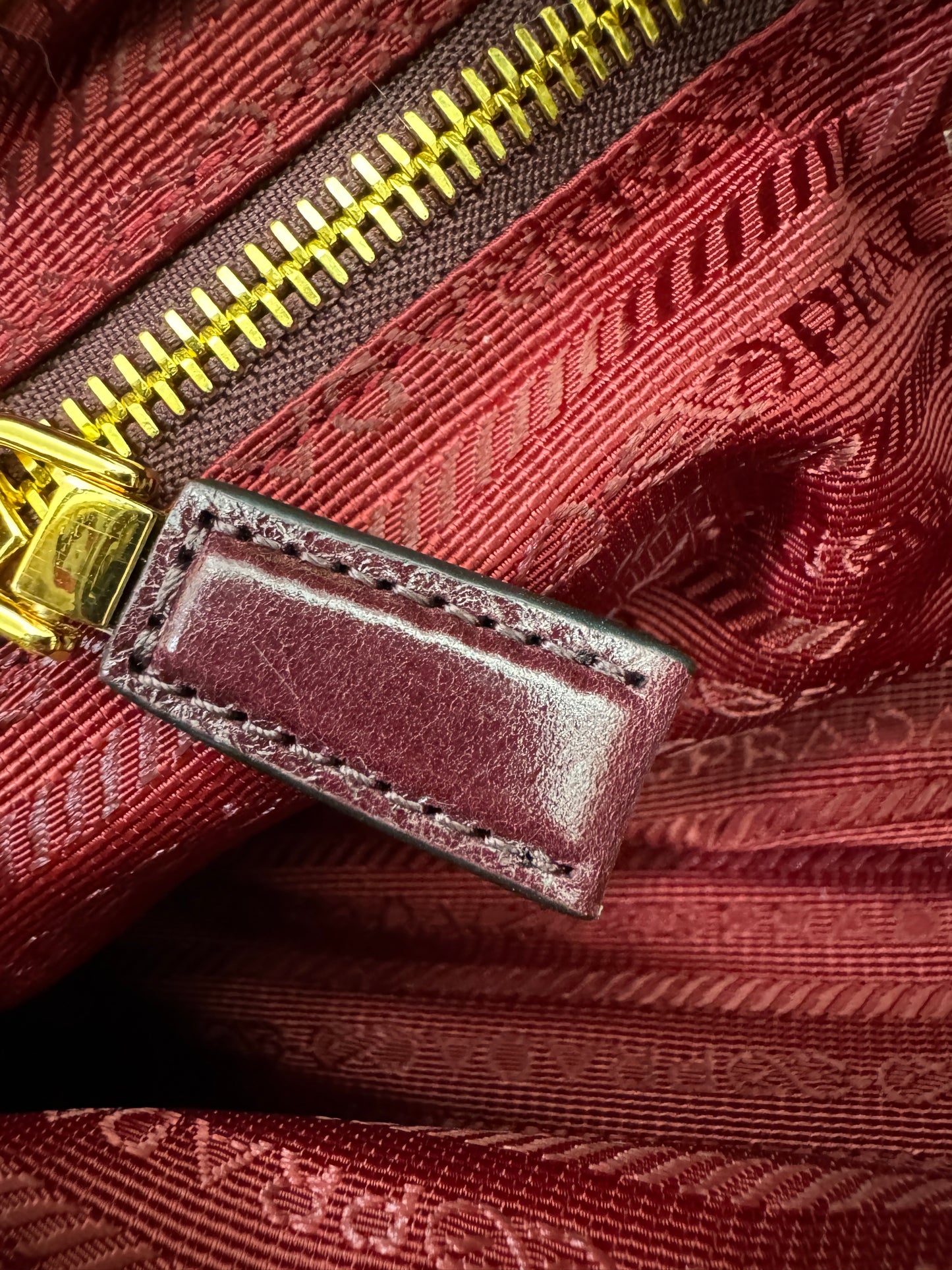 PRADA Bonnie Medium 酒紅油臘皮