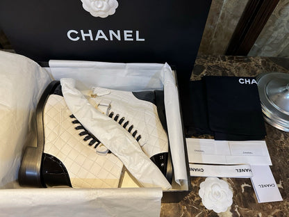 CHANEL 羊皮 菱格字母機車靴 黑白 23a￼