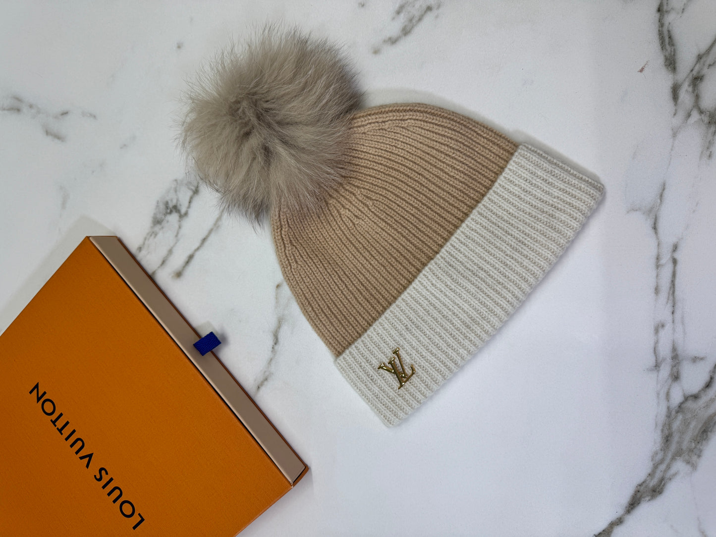 LV 狐狸毛球冷帽 奶茶色