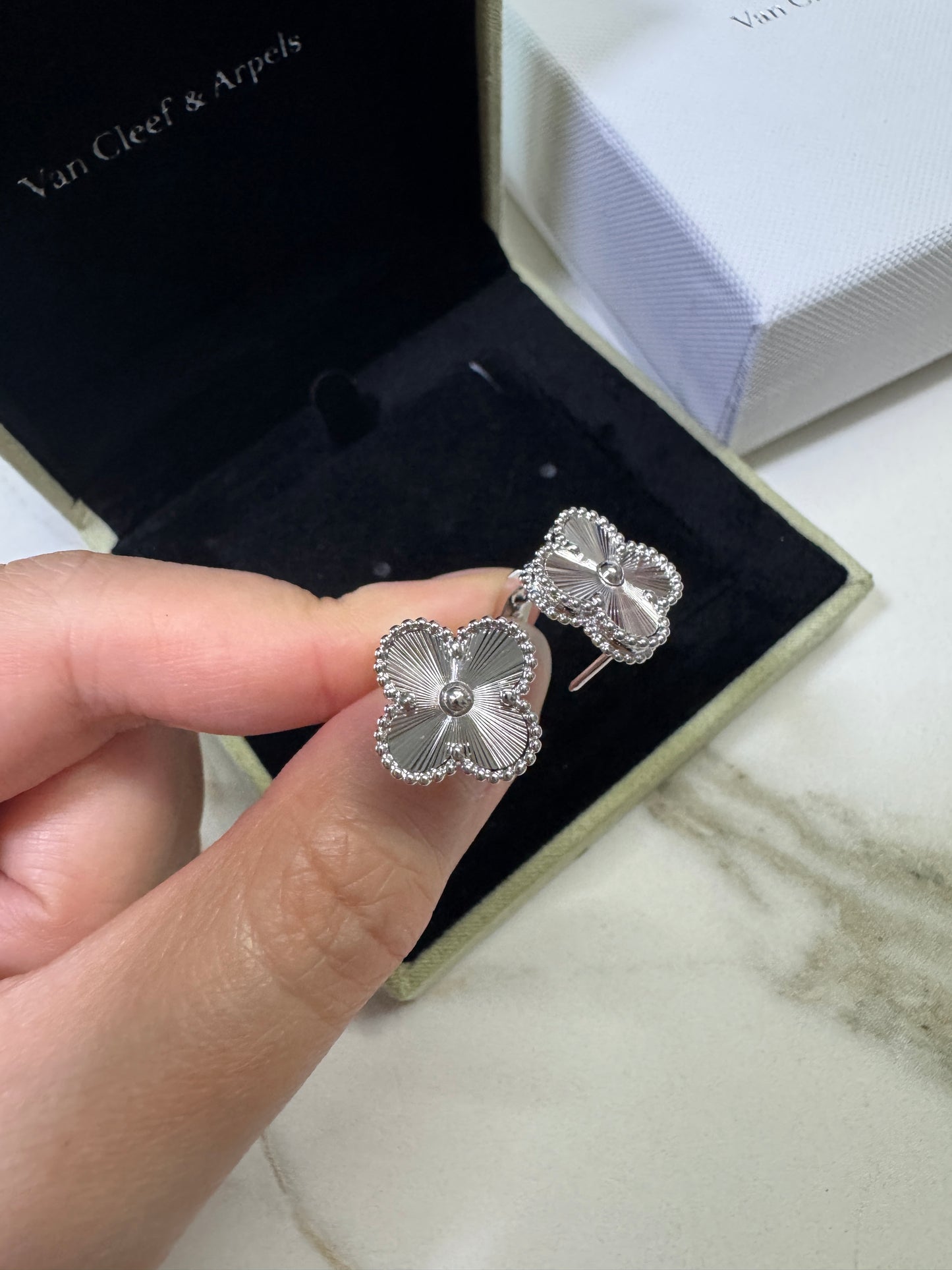 VCA Vintage Alhambra 鐳射白金色耳環