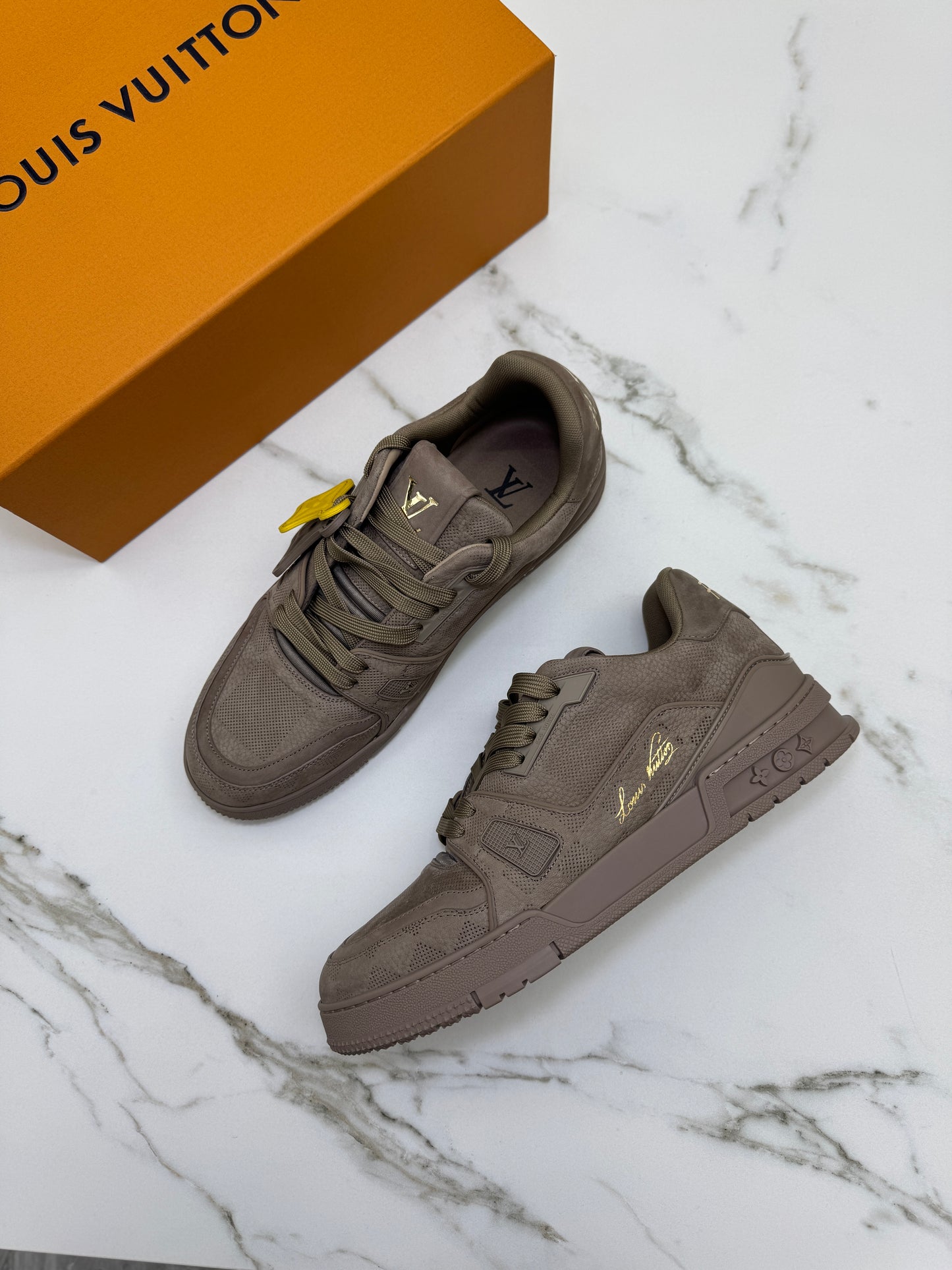 LV Trainer 大象灰 1AH618