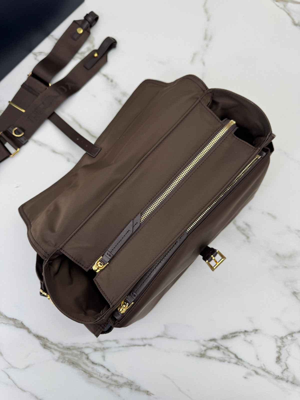 PRADA Re-nylon Explore Large 深棕色