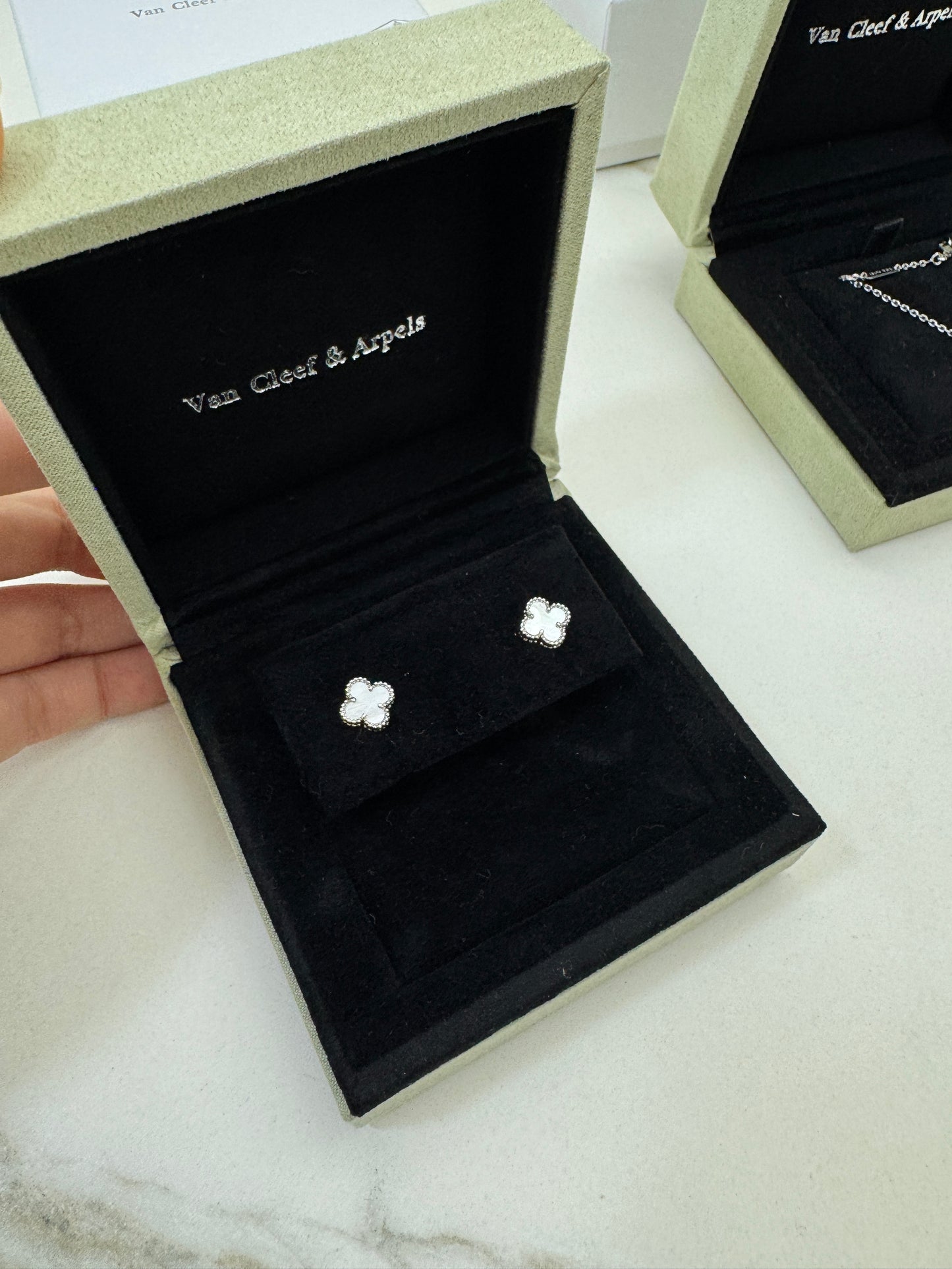 VCA Sweet Alhambra Earrings 白金色白貝母耳環