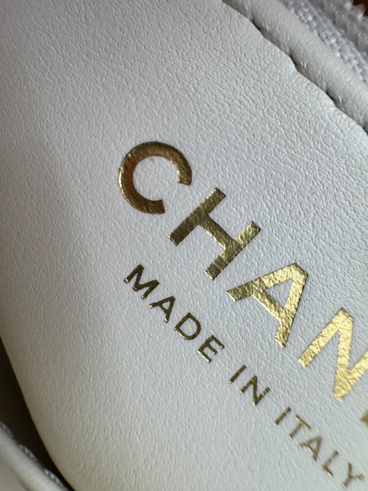 CHANEL Kelly 白色皺紋光面牛皮
