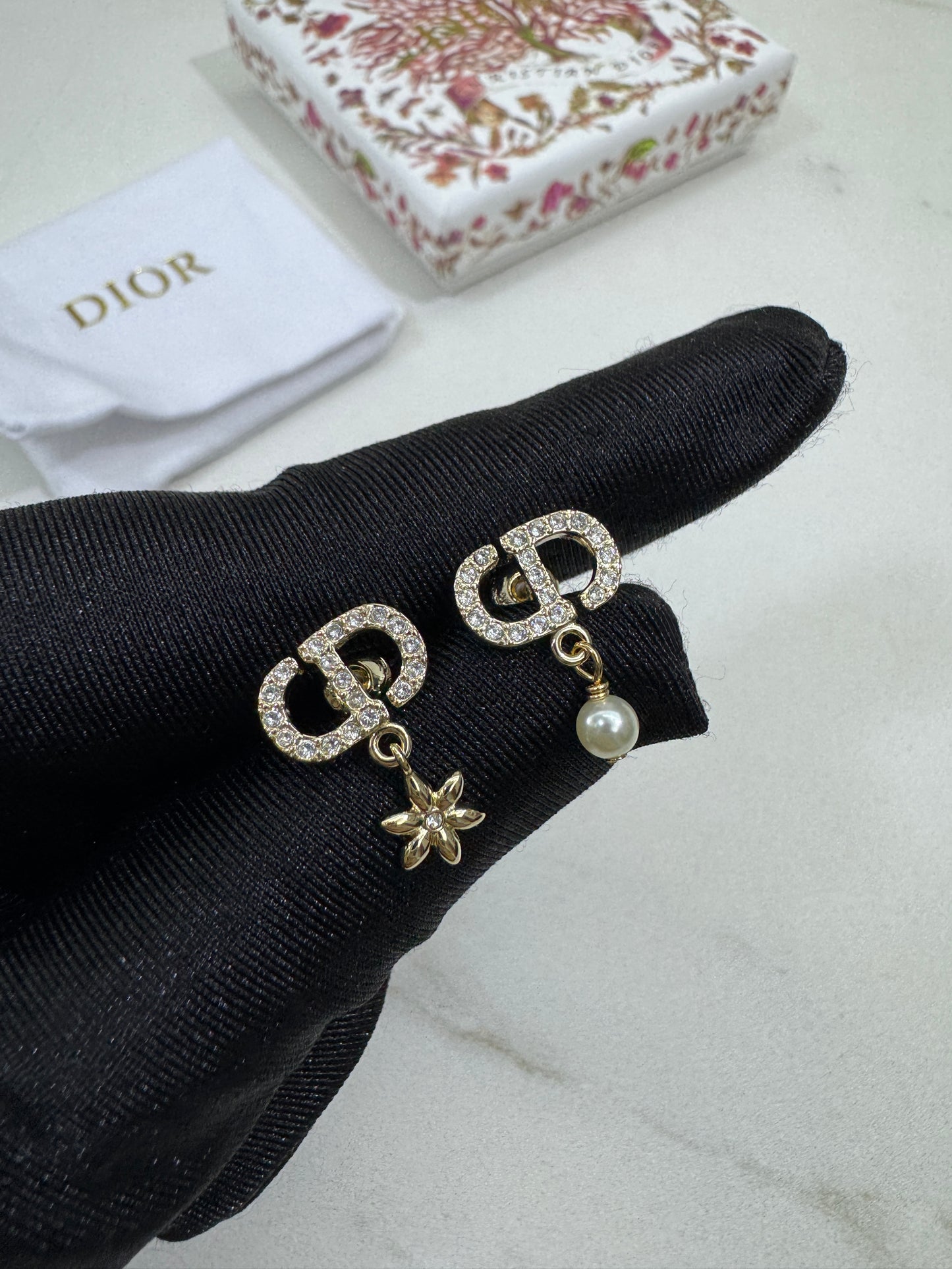 Dior Petit CD Daisy 耳環
