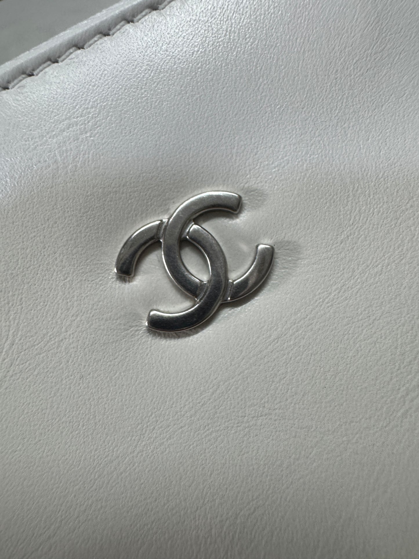 CHANEL 22 Bag Medium 白銀