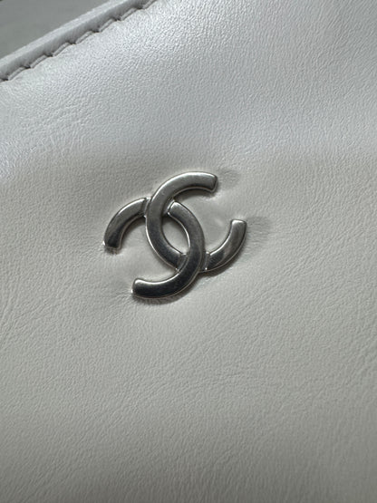 CHANEL 22 Bag Medium 白銀