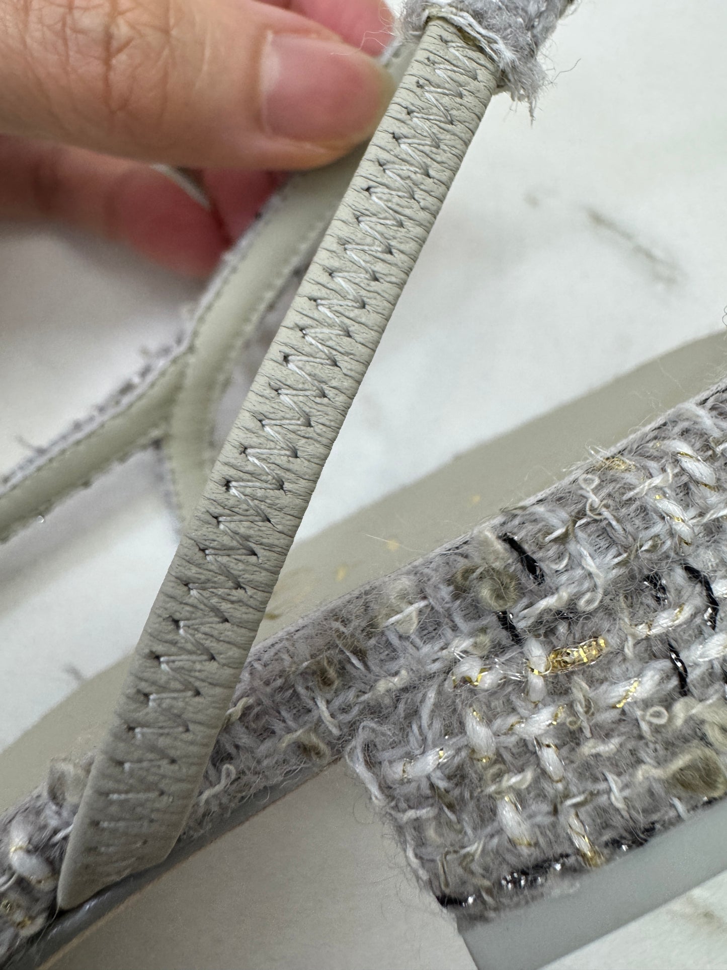 CHANEL 25B 灰白色金絲線Tweed Slingback