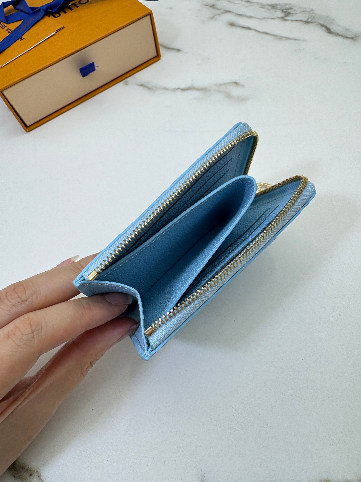 LV L型小錢包 粉藍色全皮壓花 M27669