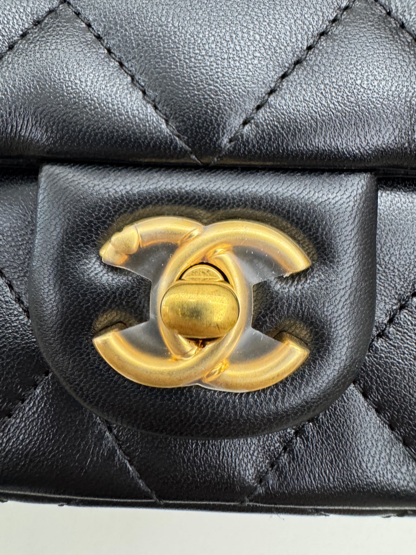 CHANEL 25P 愛心金球羊皮 黑色