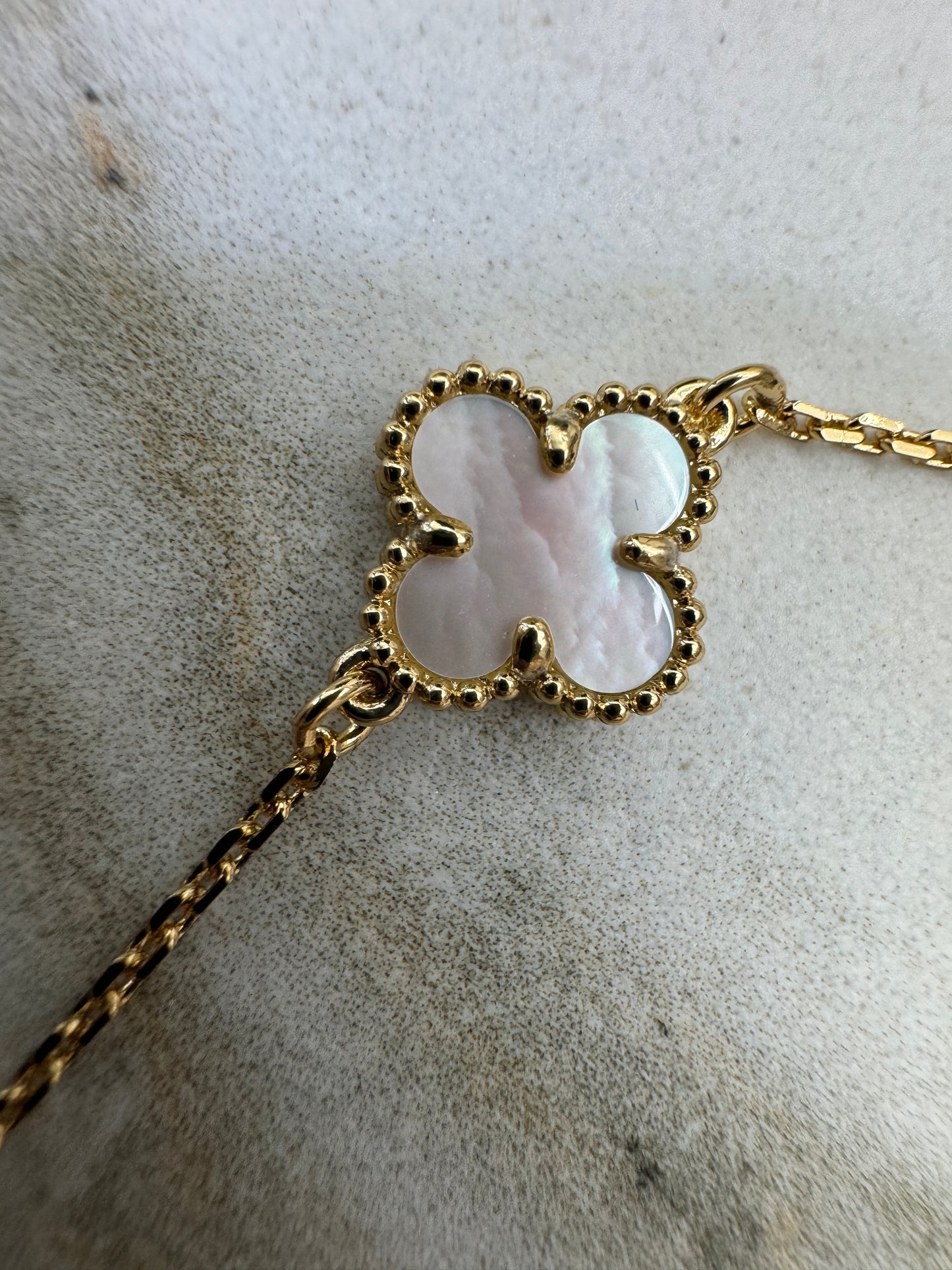 VCA Sweet Alhambra 白貝母金色手鏈 Mini Bracelets