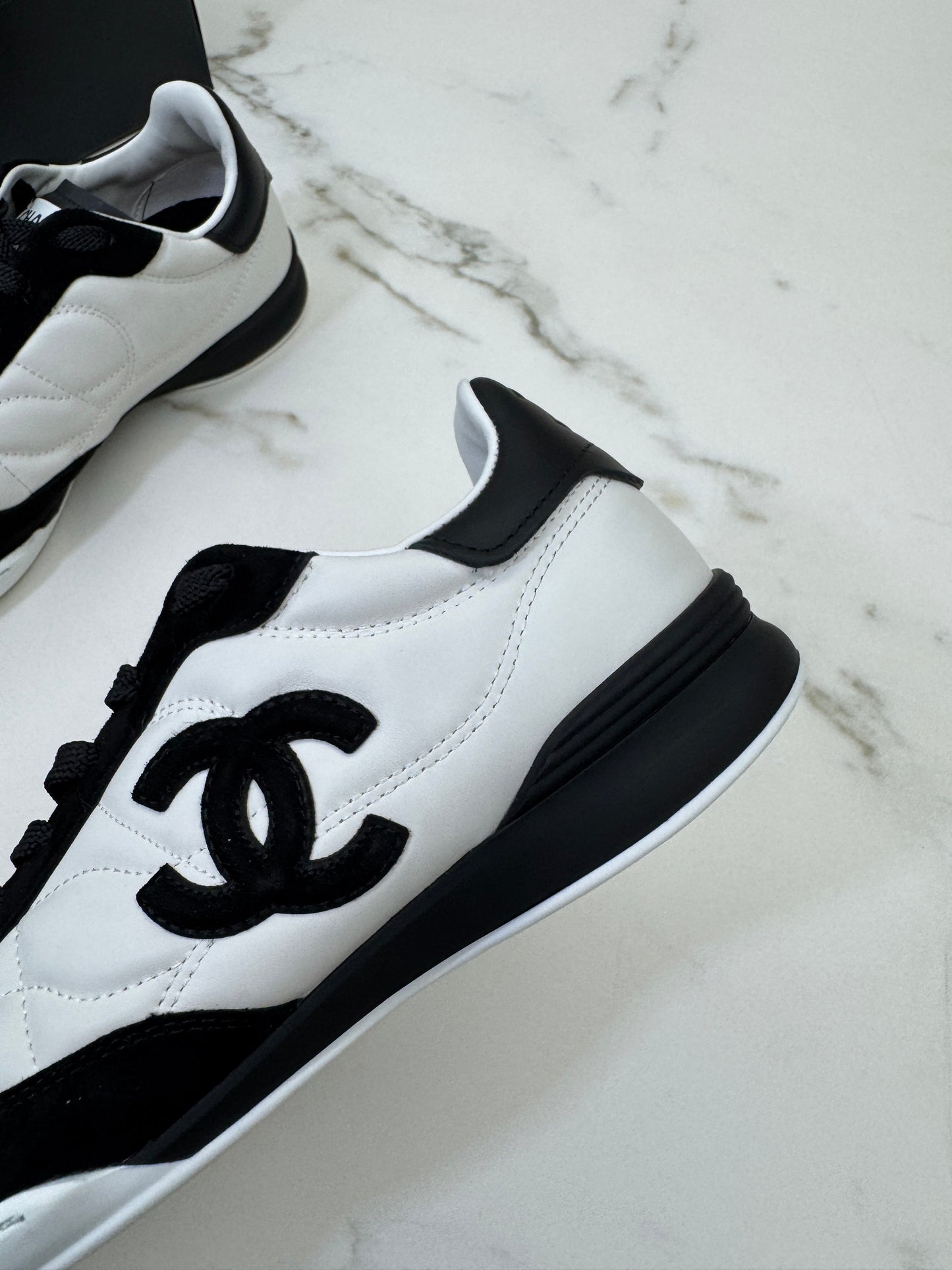 CHANEL 26S 黑白菱格德訓鞋 棒球鞋