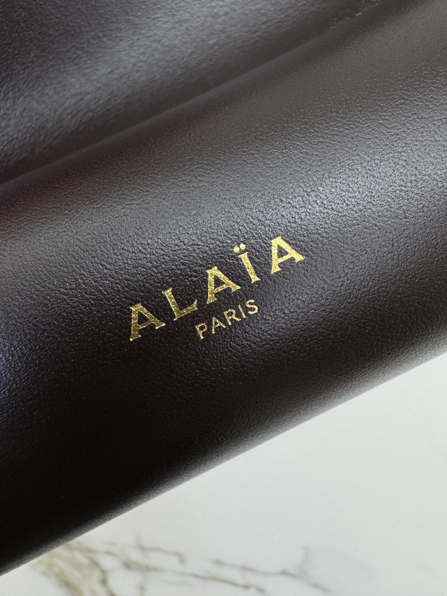 ALAIA Le Click East West Medium 深棕色