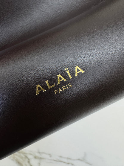 ALAIA Le Click East West Medium 深棕色