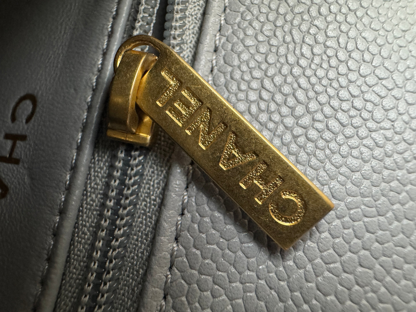 CHANEL 愛心金球 灰色 Mini Flap Bag 20cm