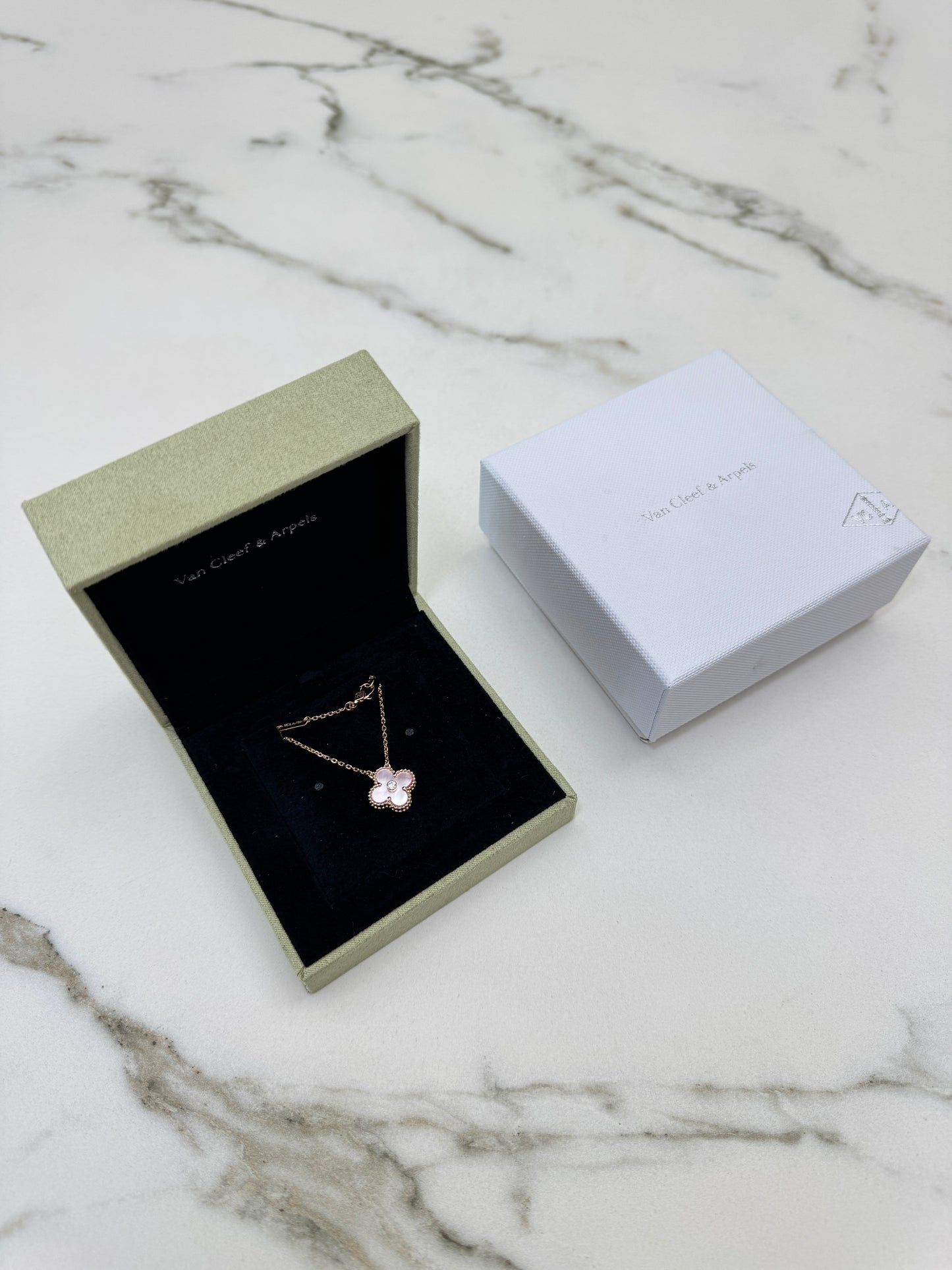 VCA Vintage Alhambra 2025 Holiday Pendant 粉貝母