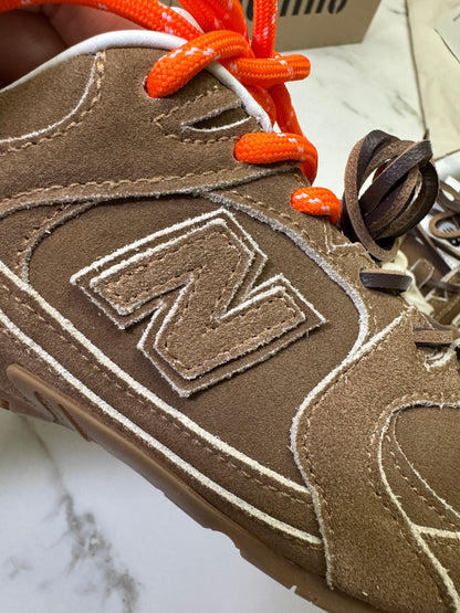 MIU MIU x NEW BALANCE 棕色猄皮軟底運動鞋