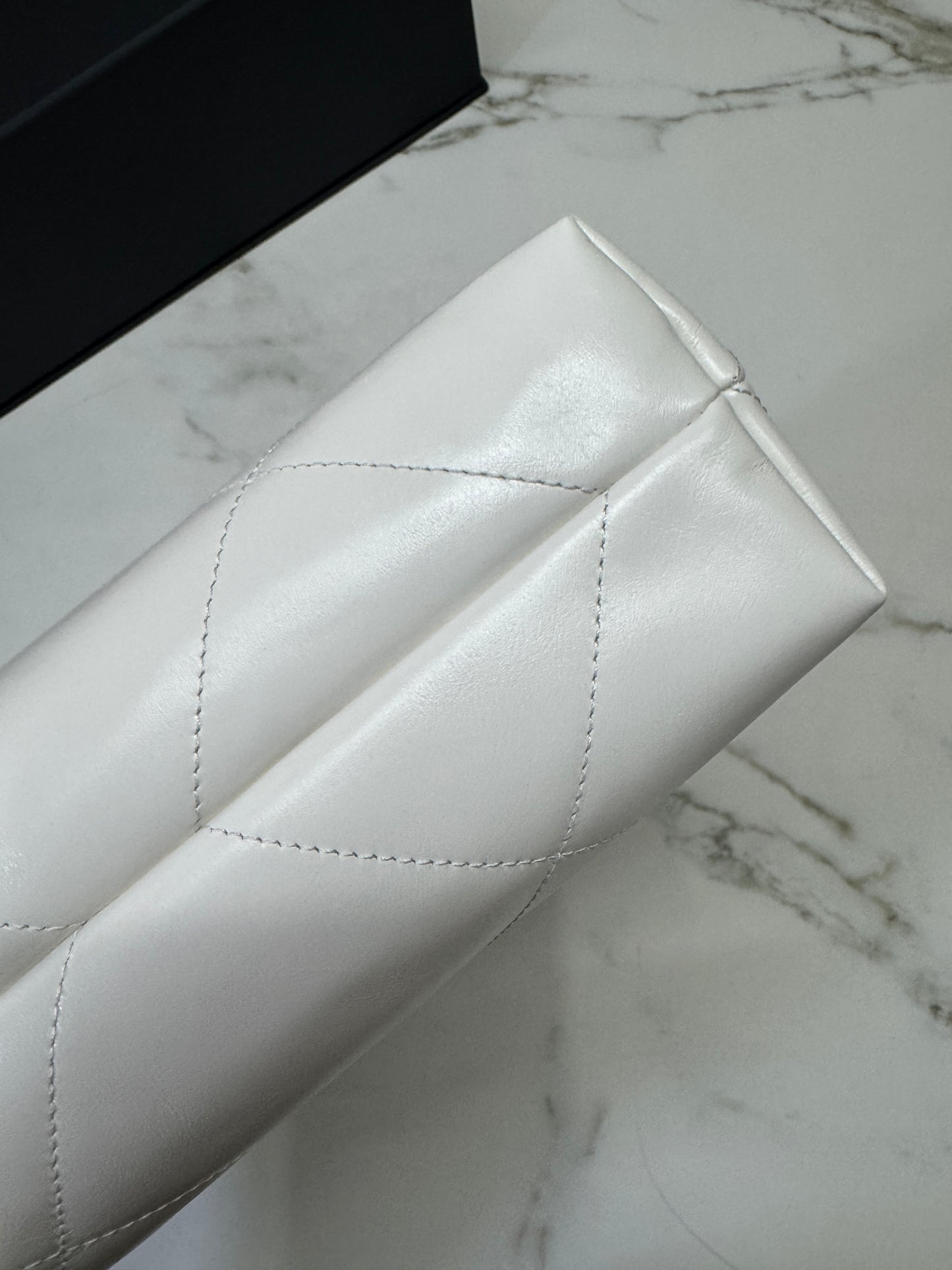 CHANEL 22 Bag Medium 白銀