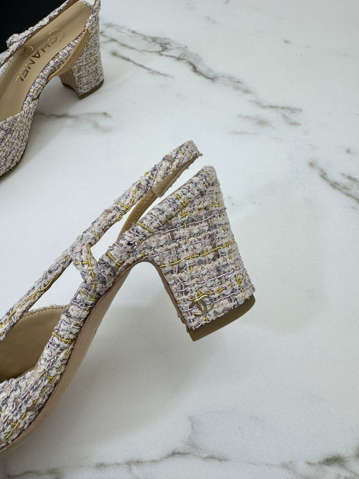 CHANEL 21P 杏色拼米黃紫Tweed Slingback