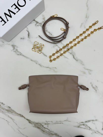 LOEWE Mini Flamenco Purse 沙色 Sand【另加胸針和甜甜圈鏈條】