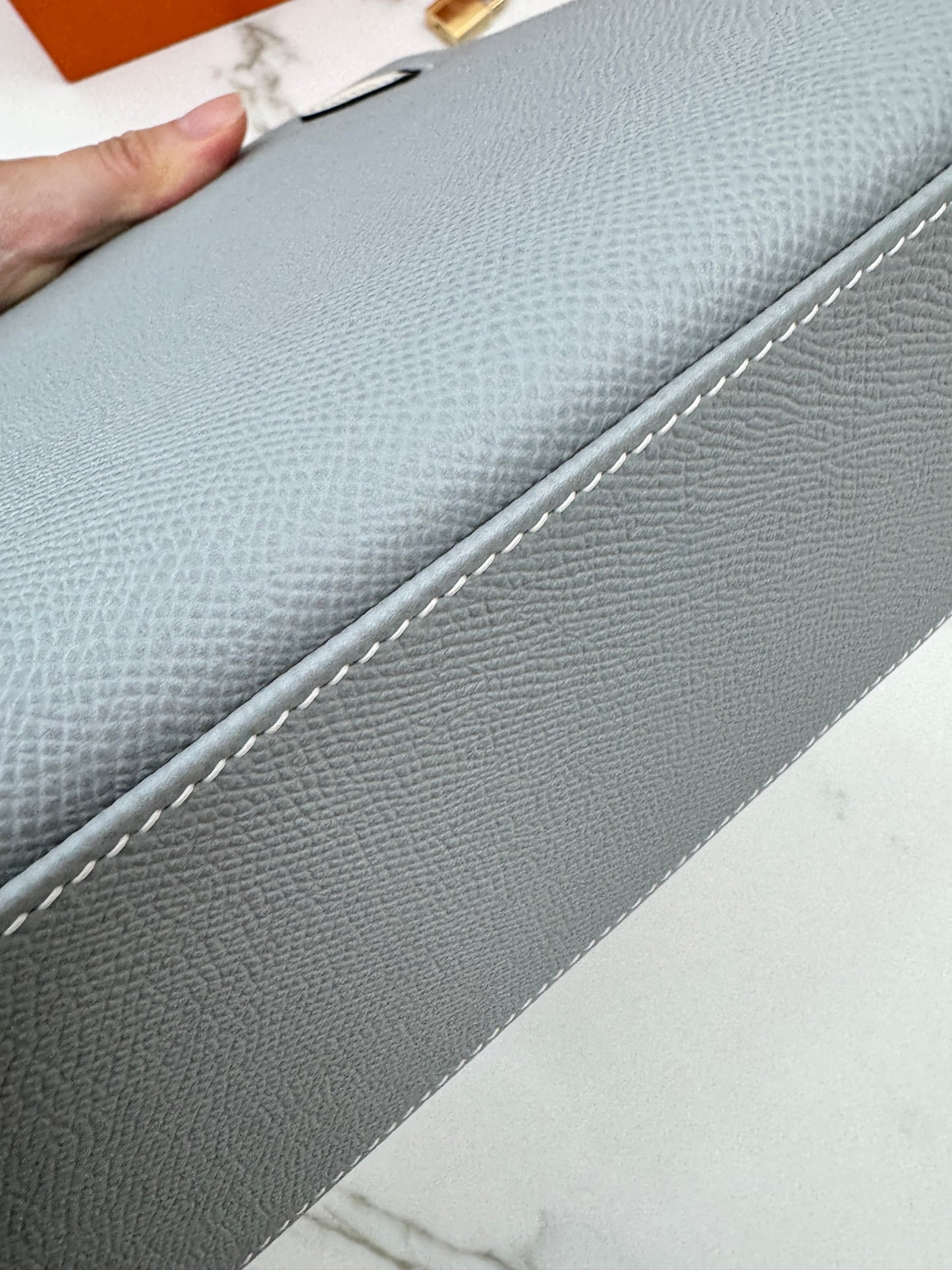 HERMES Kelly 25 冰川藍拼奶昔白 Epsom 香檳金扣 8U Bleu Glacier/ 10 Craie PBHW