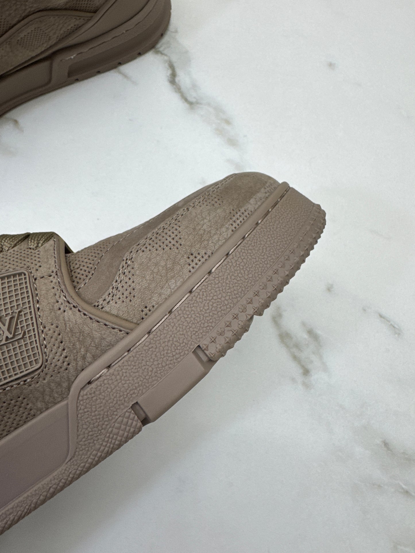 LV Trainer 大象灰 1AH618