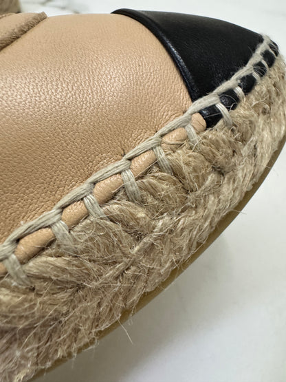 CHANEL 全皮漁夫鞋 杏拼黑