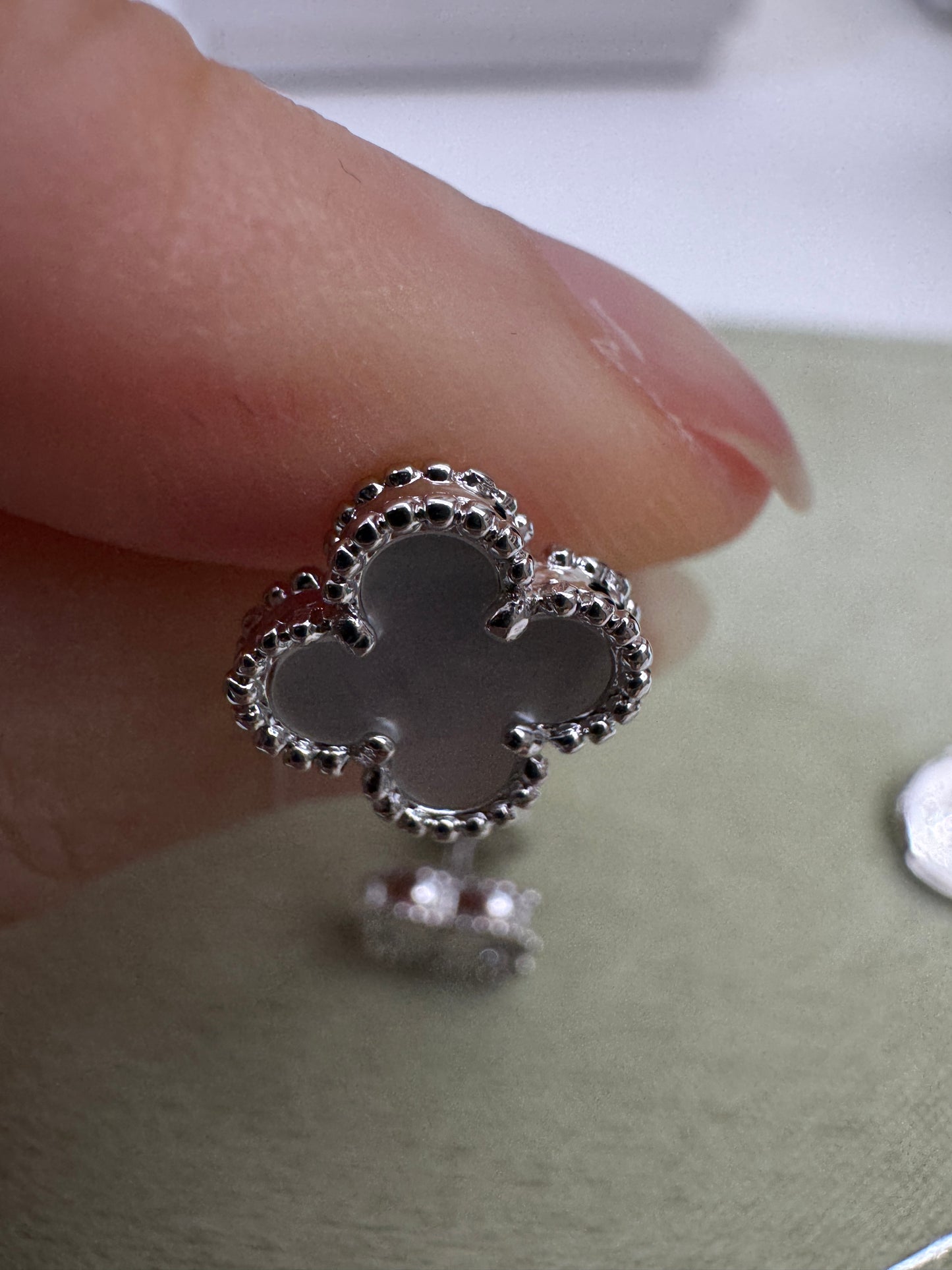 VCA Sweet Alhambra Earrings 白金色白貝母耳環