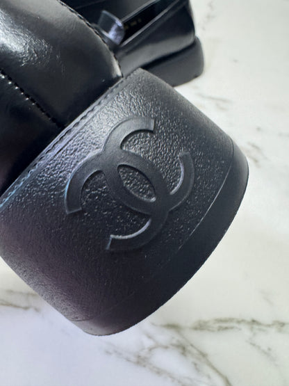 CHANEL 24B Loafer 字母樂福鞋