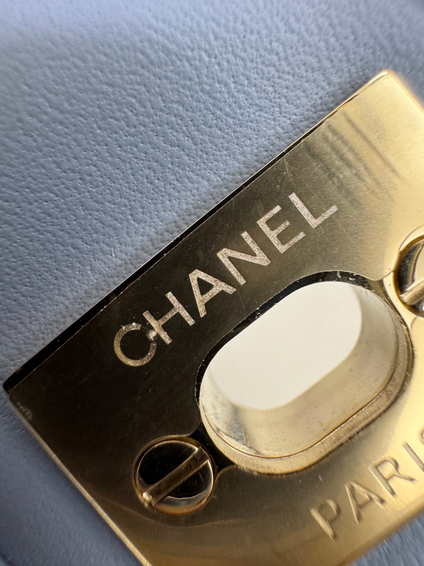 CHANEL 22B 淺藍牛仔 Mini CF20