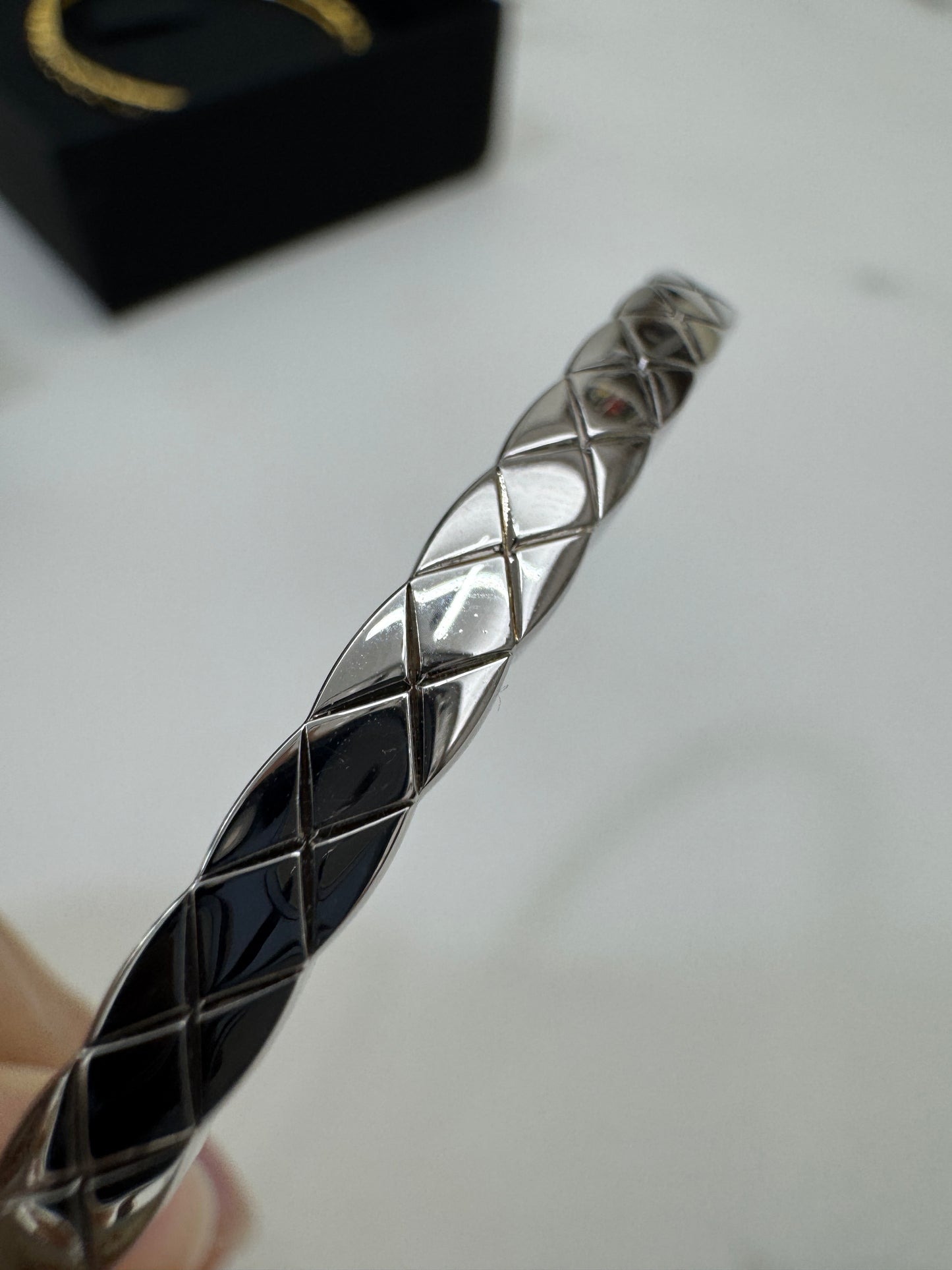 CHANEL Coco Crush 半鑽手鐲 白金色