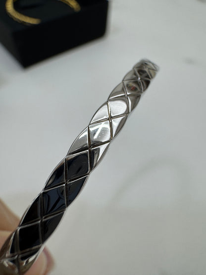 CHANEL Coco Crush 半鑽手鐲 白金色