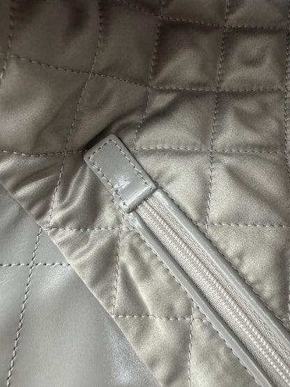CHANEL 22 Bag Medium 23C淺灰色銀扣
