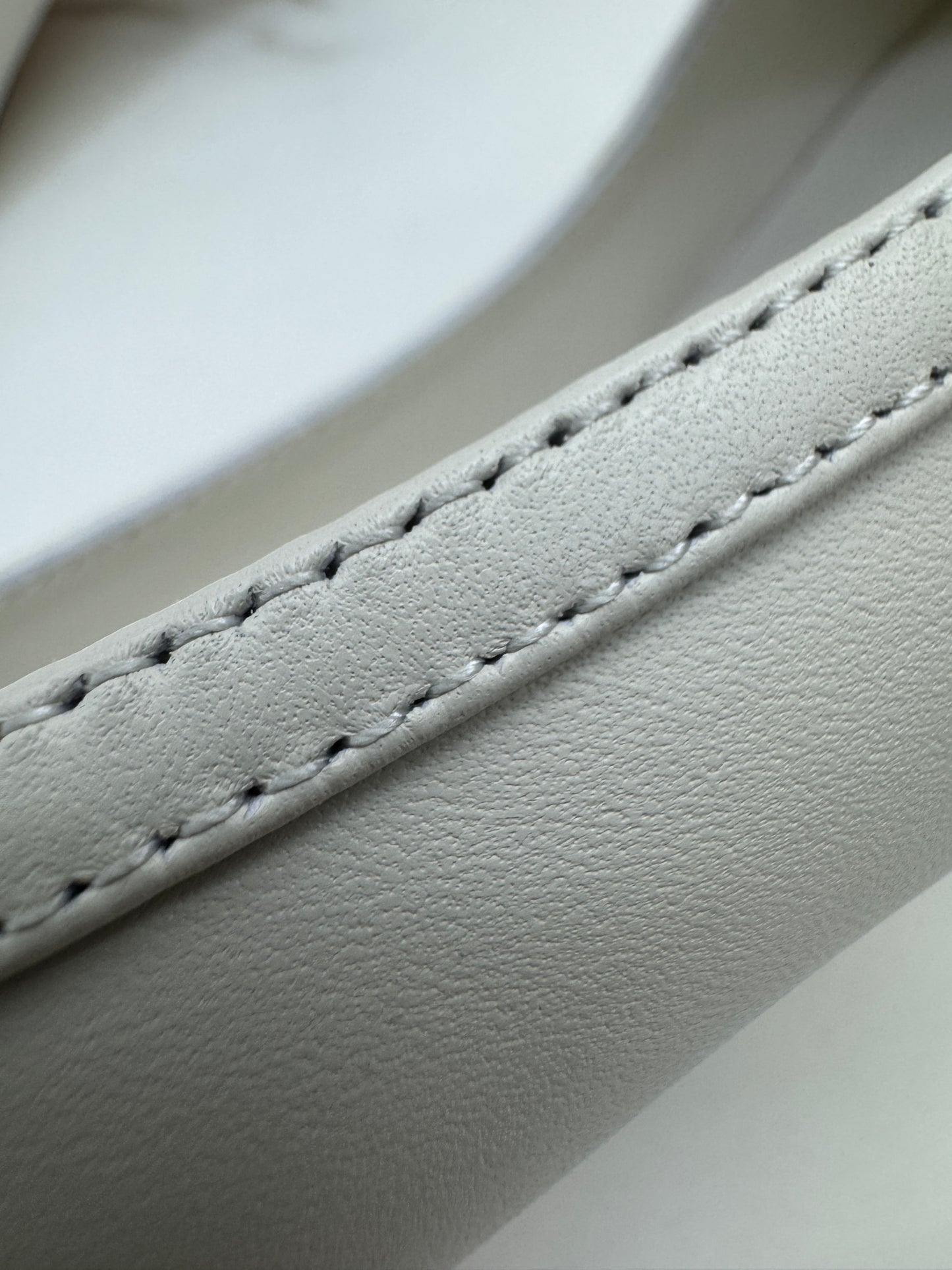 JIMMY CHOO 方頭珍珠拼鑽蝴蝶結 米白