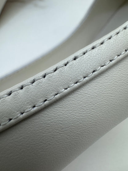 JIMMY CHOO 方頭珍珠拼鑽蝴蝶結 米白