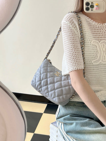 CHANEL 24P hobo 餃子包 淺灰