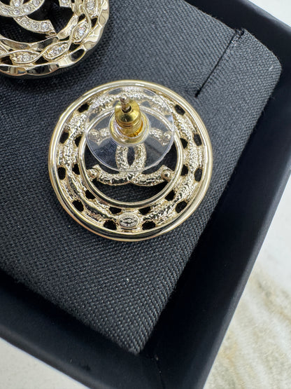 CHANEL 24B 圓形鏤空水鑽耳環