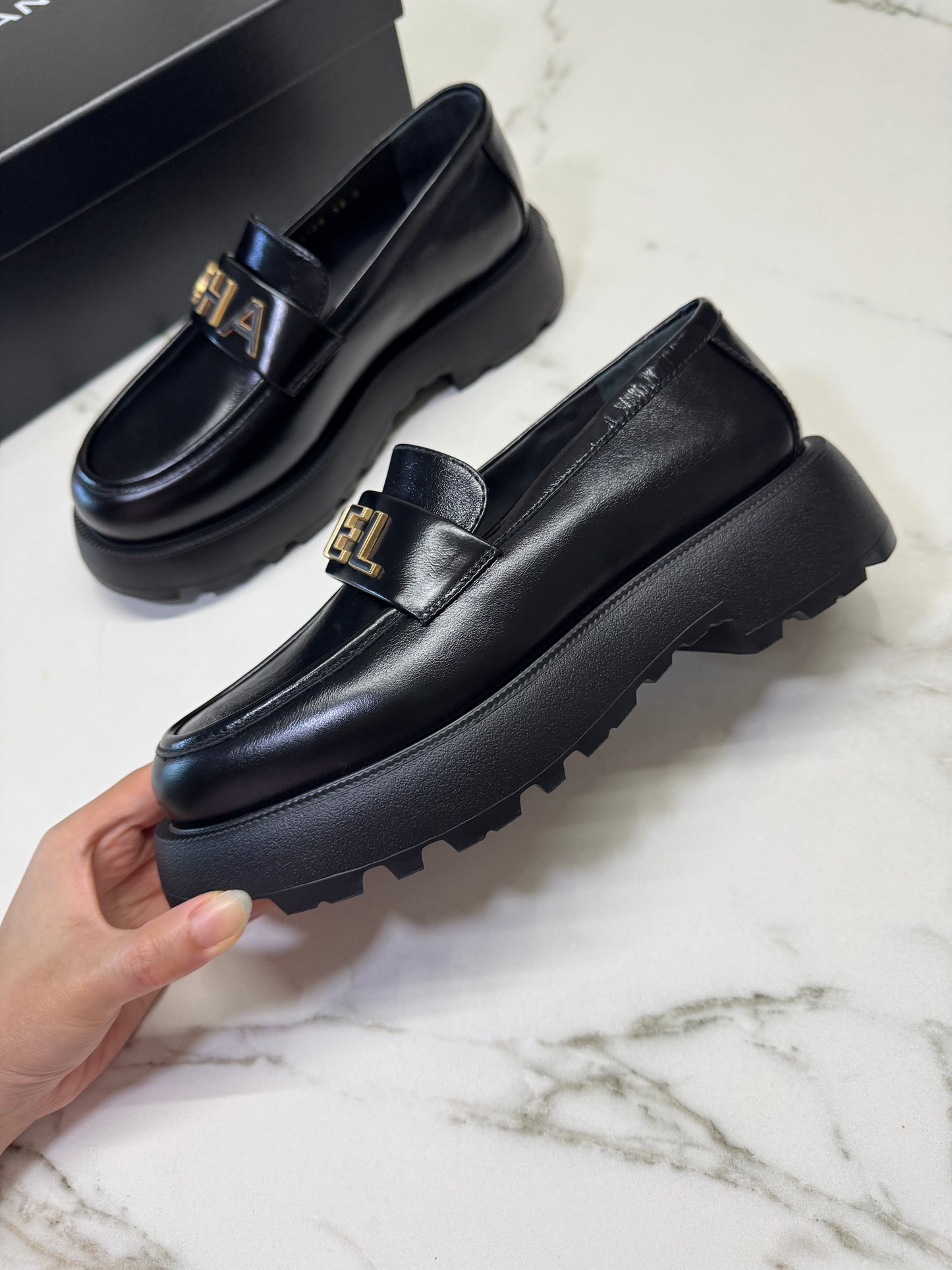 CHANEL 24B Loafer 字母樂福鞋