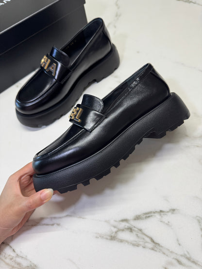 CHANEL 24B Loafer 字母樂福鞋