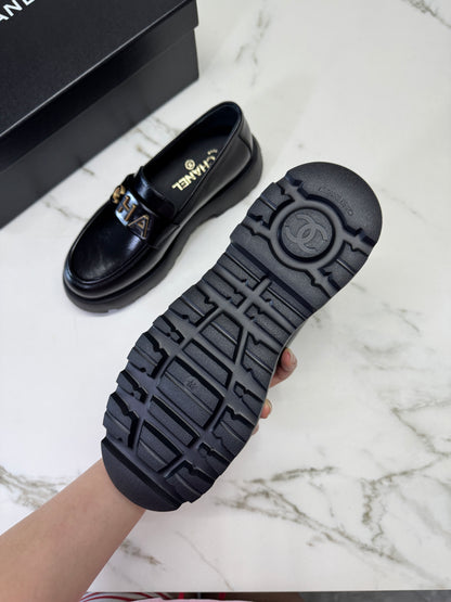 CHANEL 24B Loafer 字母樂福鞋