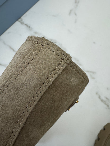 PRADA 卡其色麂皮中筒靴