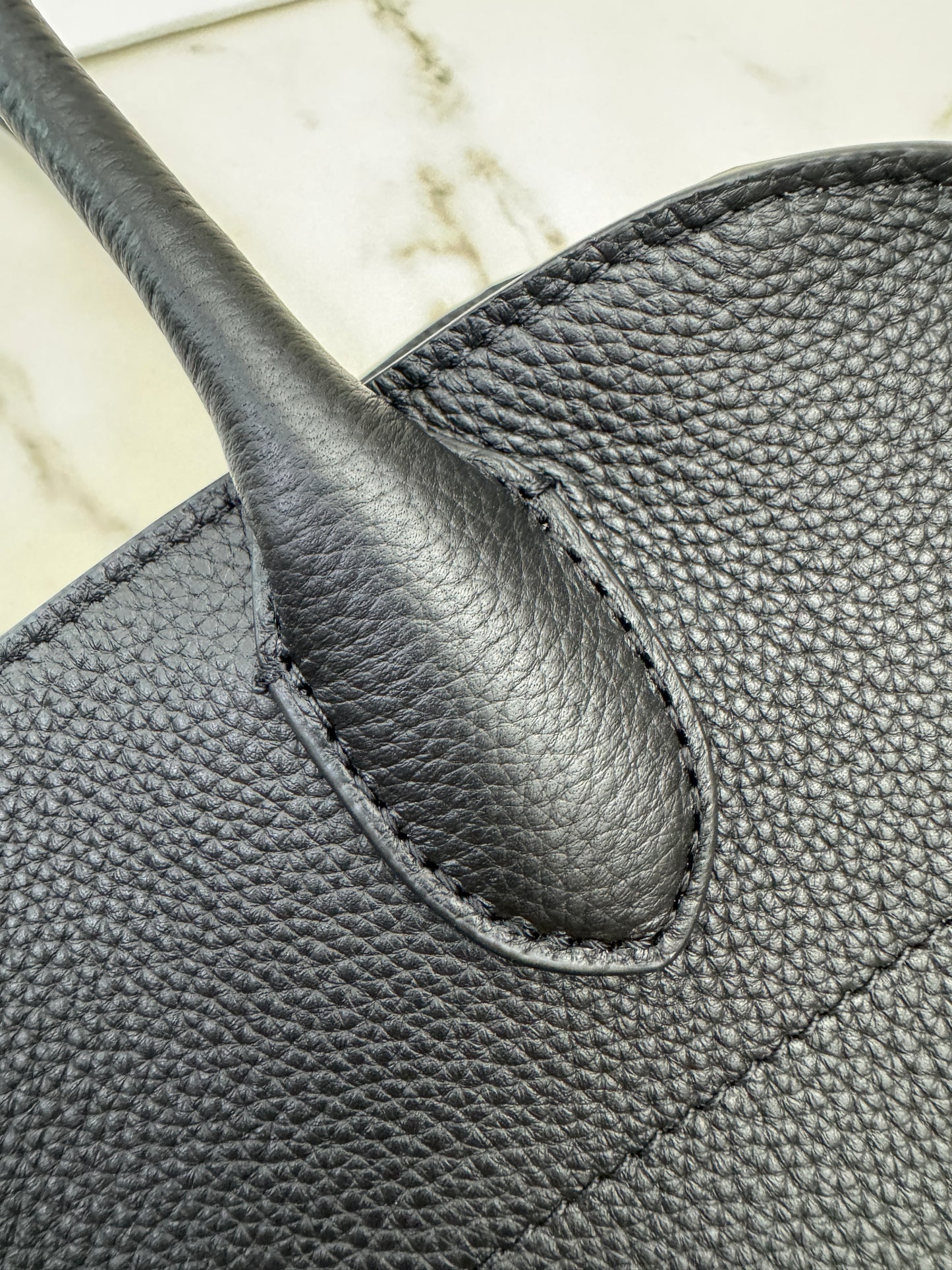 THE ROW Shoulder Marguax 12 黑色荔枝紋 Black Grained Calfskin