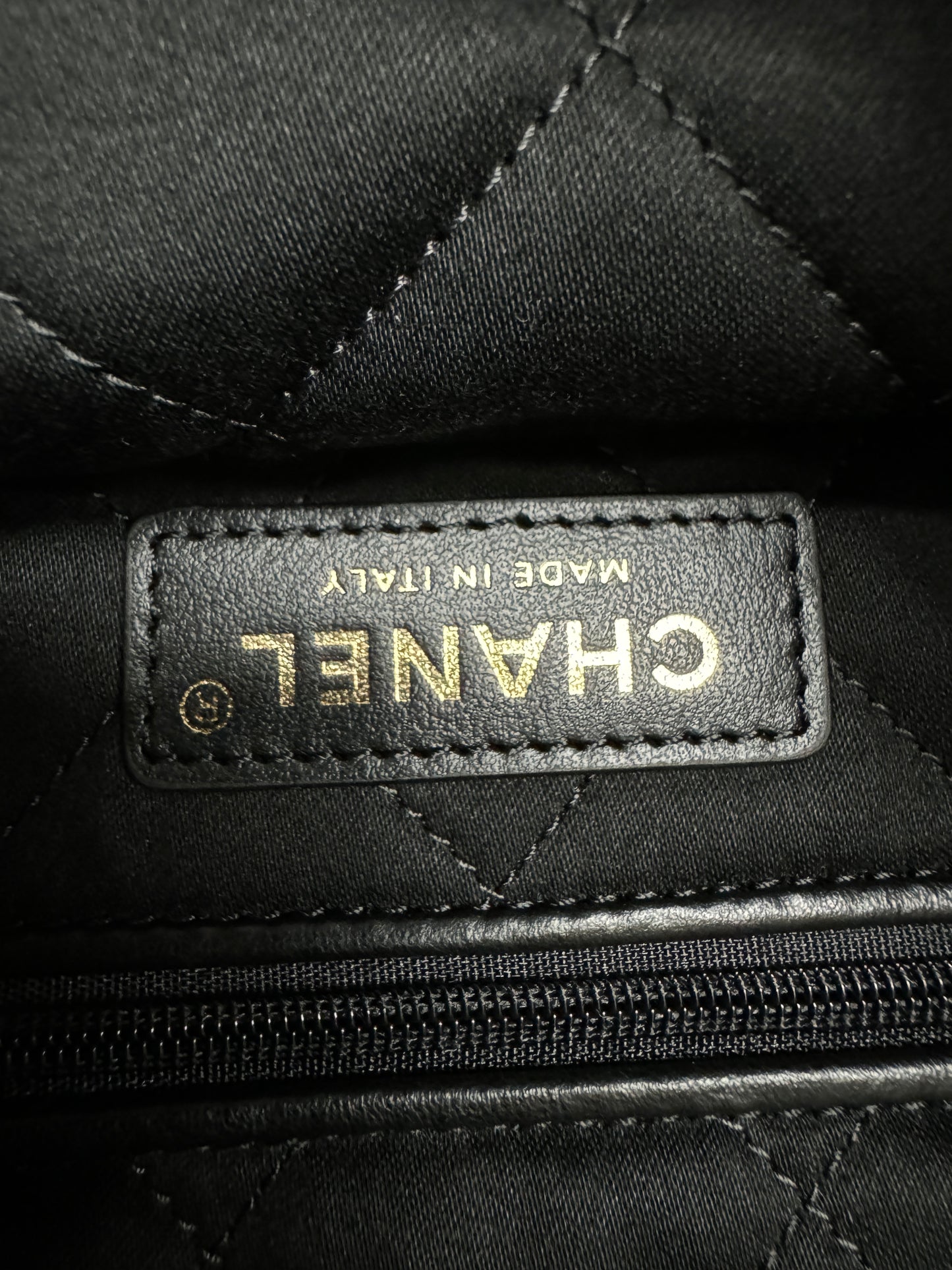 CHANEL 22 Backpack 黑金