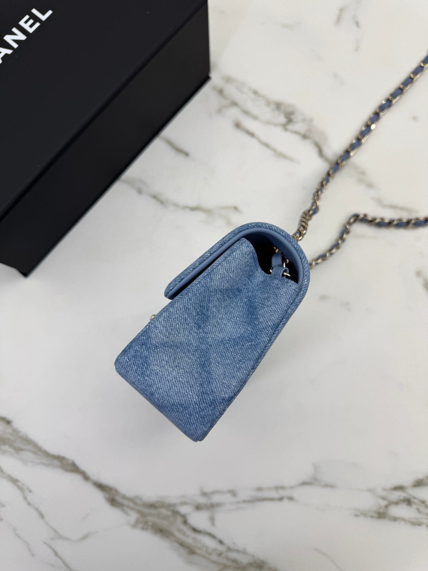 CHANEL 22B 淺藍牛仔 Mini CF20