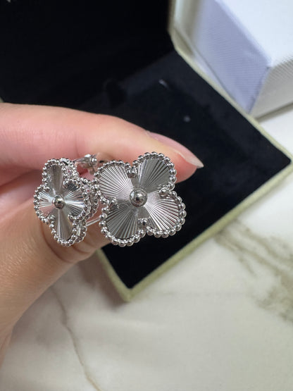 VCA Vintage Alhambra 鐳射白金色耳環