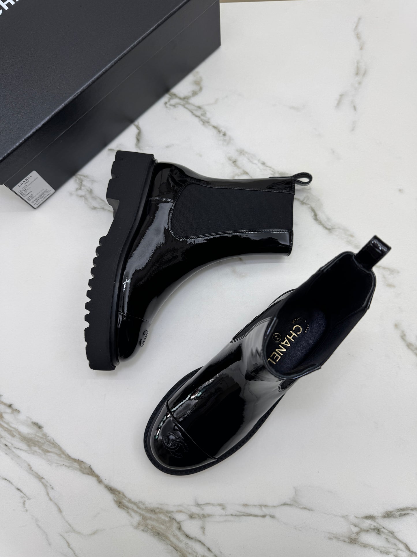 CHANEL 22C Chelsea Boots 漆皮切爾西短靴