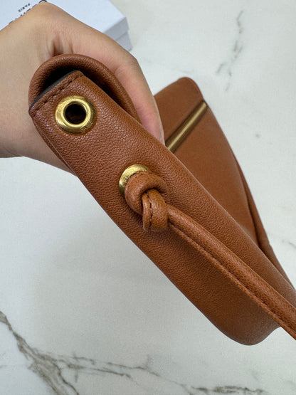 CELINE Soft Triomphe Half Moon 焦糖棕