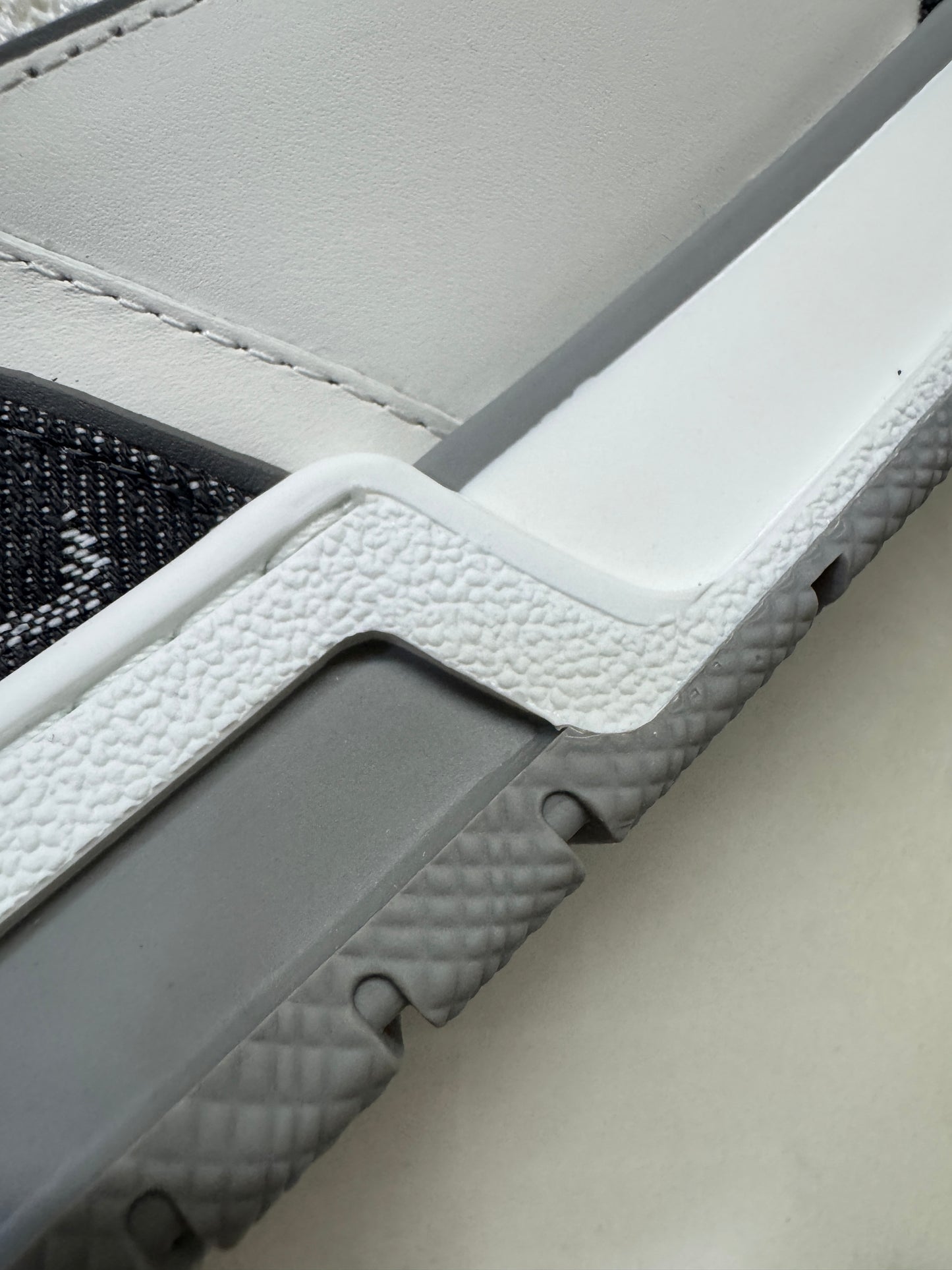 LV Trainer 25年灰牛仔