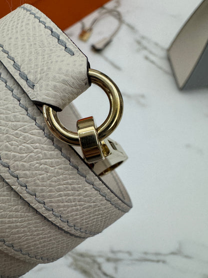 HERMES Kelly 25 冰川藍拼奶昔白 Epsom 香檳金扣 8U Bleu Glacier/ 10 Craie PBHW