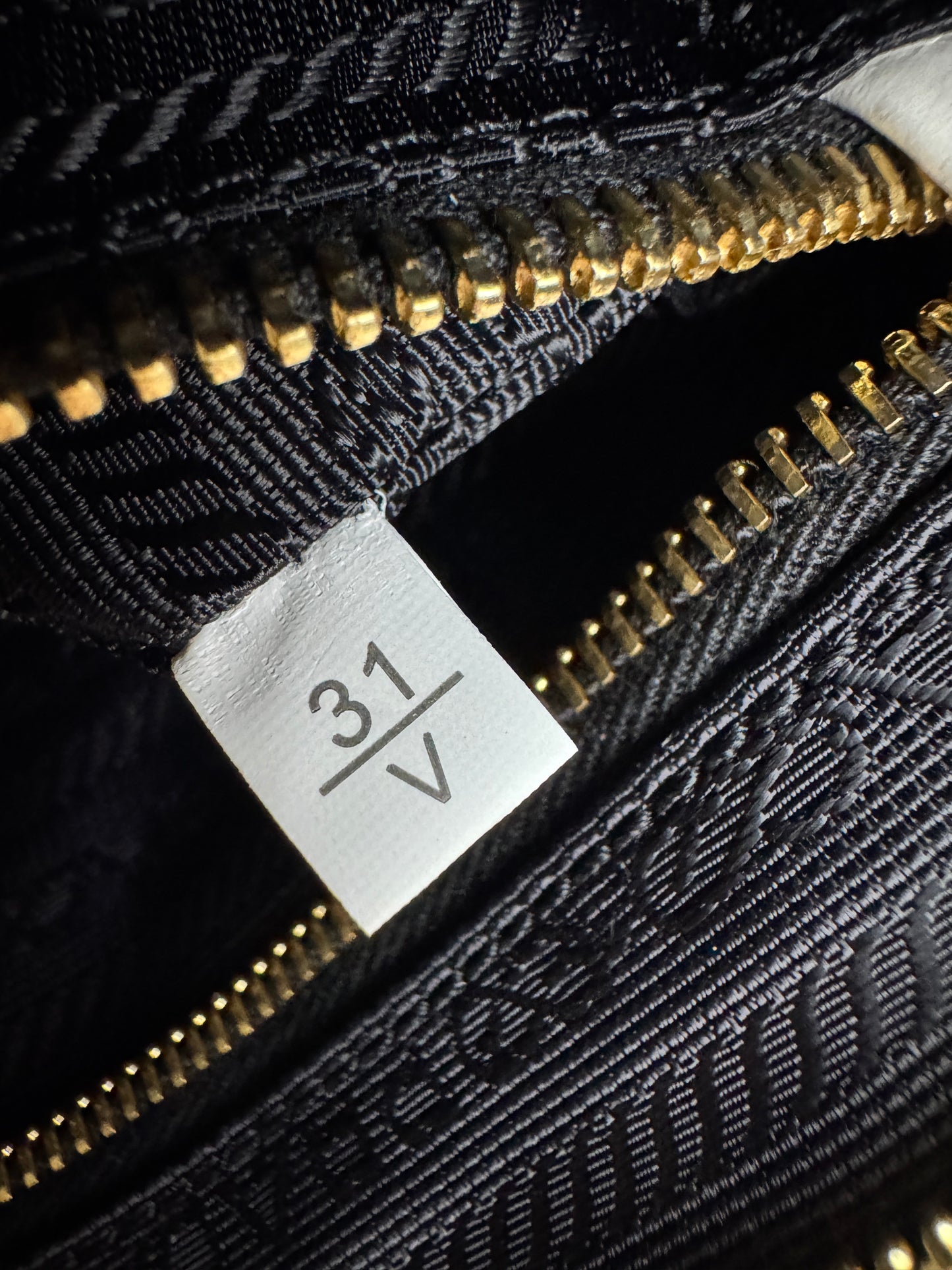 PRADA Bonnie Hobo 白色油蠟皮